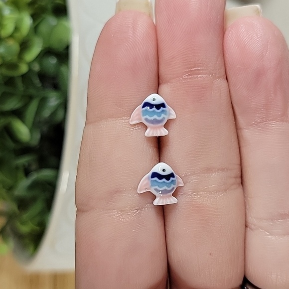 🔥LAST PAIR🔥 Tropical Fish Pottery Stud Earrings - Picture 1 of 8